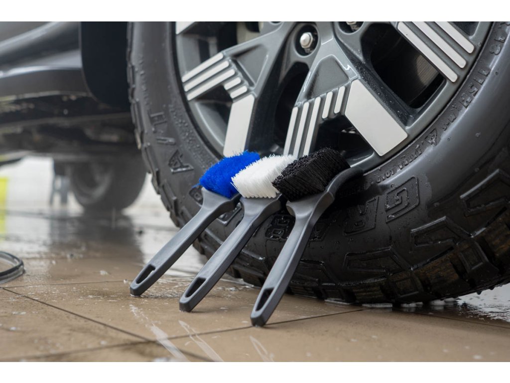 Ruční kartáč na pneumatiky – různé barvy