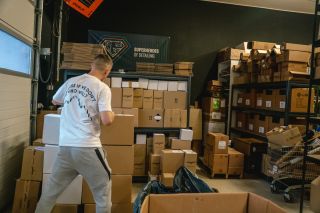 Teď před Vánoci máme plné ruce práce. To, že se jedná o dárky nám prozrazují data - kdy běžně u nás nakupuje do 5 % žen a...